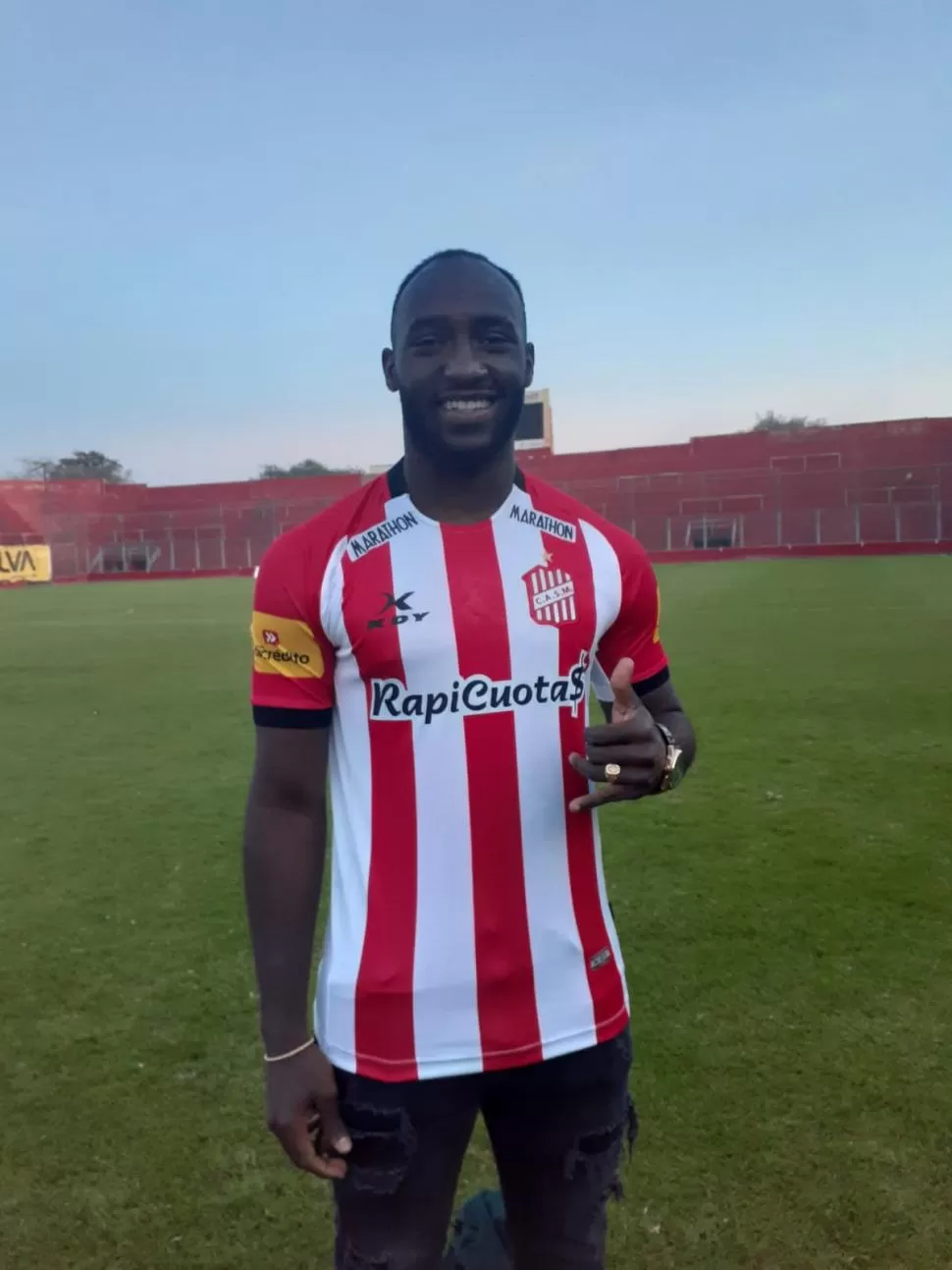 DE CIVIL. Sinisterra pisó La Ciudadela ayer por primera vez. El colombiano cuenta las horas para hacerlo vestido de jugador. la gaceta / foto de daniel coronel 