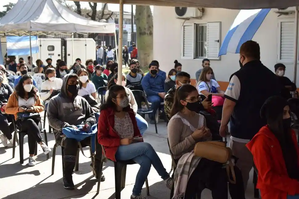 INMUNIZACIÓN COMPLETA. En el hipódromo colocaron las segundas dosis de Sputnik a cientos de personas. la gaceta / fotos de Analía Jaramillo