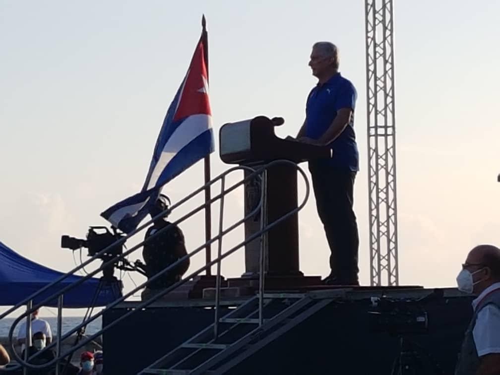 Miguel Díaz-Canel habla frente al Malecón de La Habana.