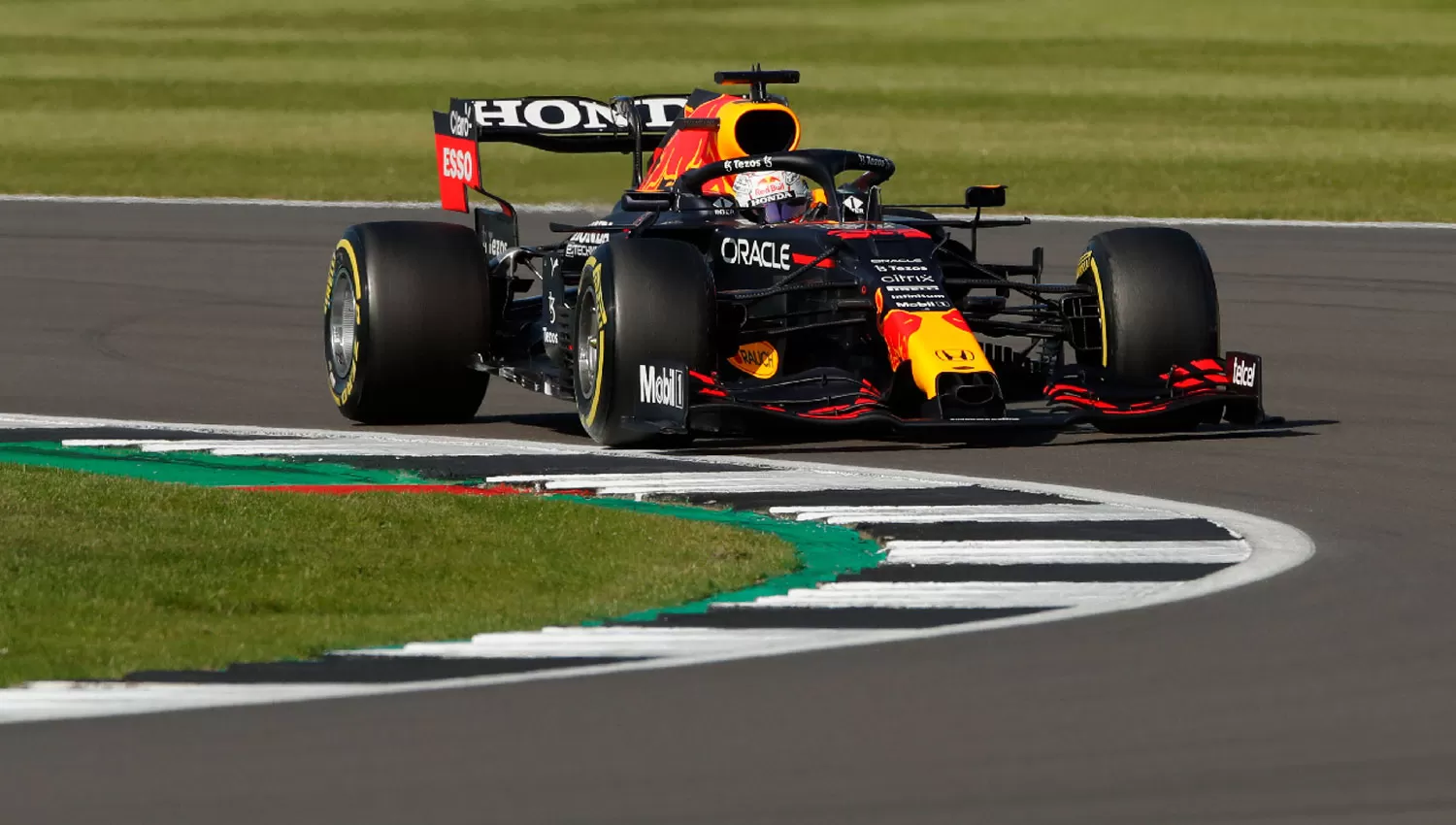 LÍDER. Verstappen quiere seguir agigantando sus chances de arrebatarle el reinado a Hamilton.