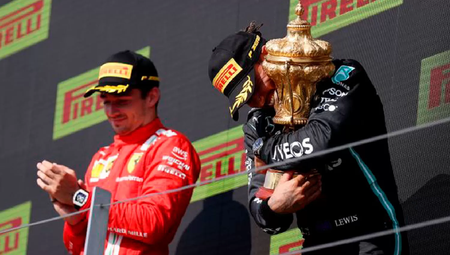 MÍA. Hamilton se aferra al trofeo del GP de Gran Bretaña, del que sacó a Verstappen en la primera vuelta.