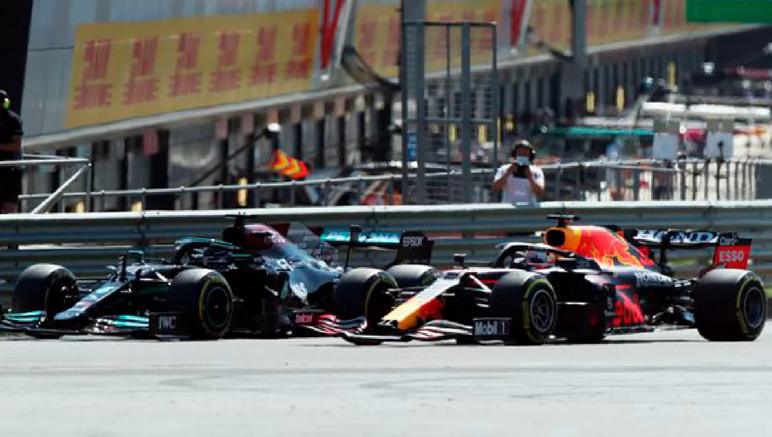 MANO A MANO. Hamilton y Verstappen se tocaron en una maniobra en la primera vuelta del GP de Gran Bretaña.