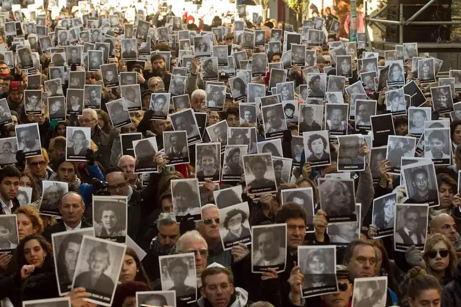 VERDAD Y JUSTICIA. Los familiares de las víctimas del atentado a la AMIA reunidos como en cada aniversario, frente a la sede, en Buenos Aires.