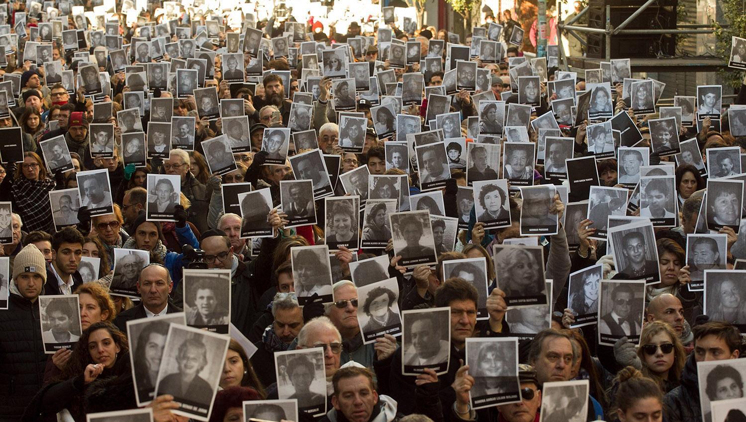 VERDAD Y JUSTICIA. Los familiares de las víctimas del atentado a la AMIA reunidos como en cada aniversario, frente a la sede, en Buenos Aires.