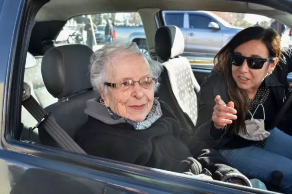 Una mujer recibió la segunda dosis de la vacuna contra el coronavirus el día que cumplió 100 años