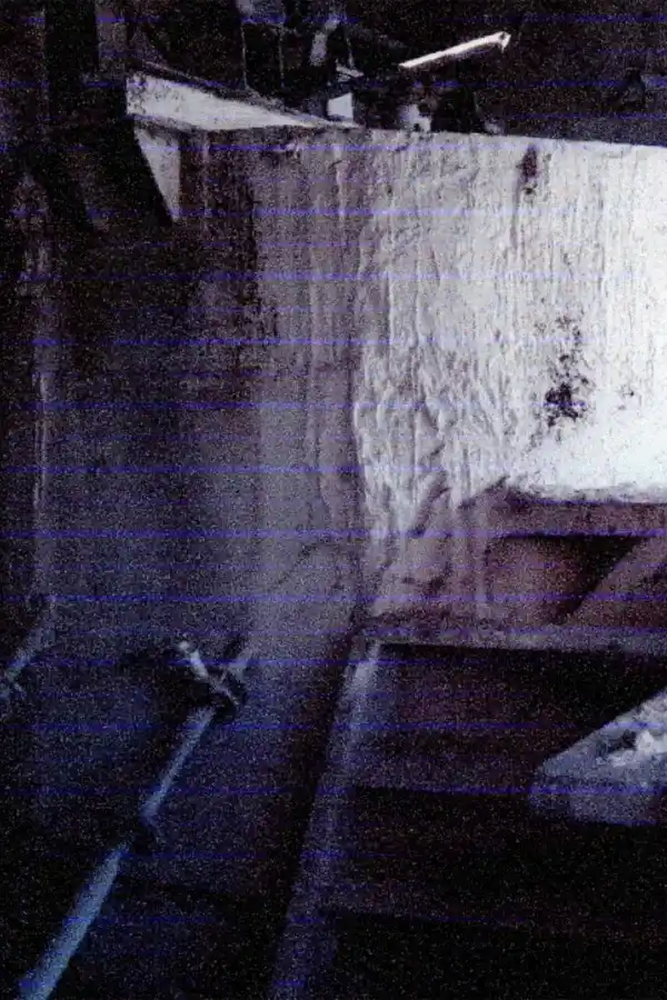 CONDUCTORES ELÉCTRICOS. En medio de la humedad, los cables al aire.