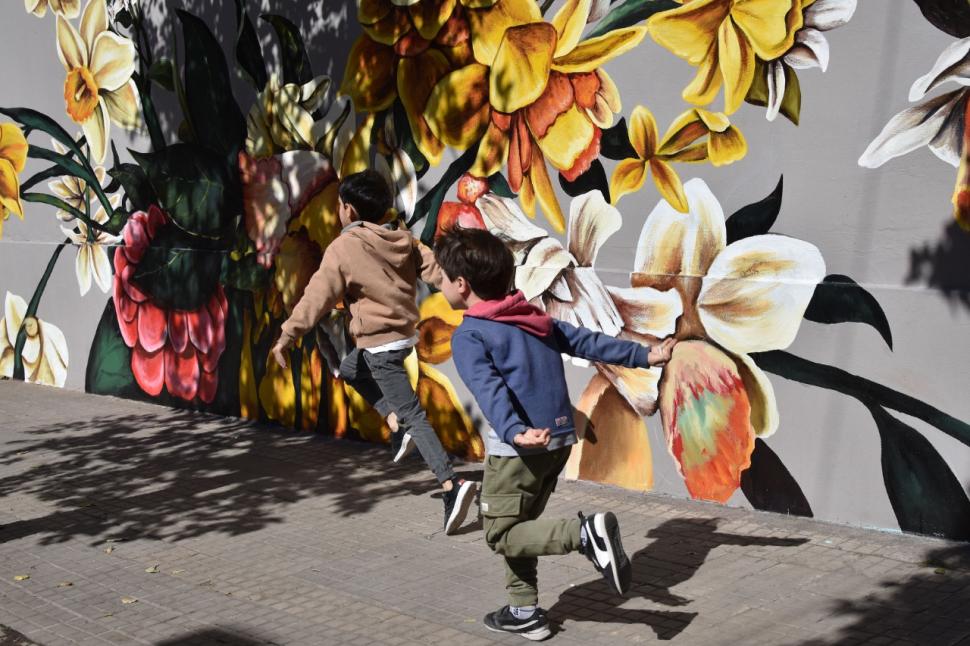 EL MURAL. La semana pasada, el artista plástico Luciano Reynoso llenó de color uno de los muros de la congregación de Cristo Rey, en la esquina de Santa Fe y Laprida. 