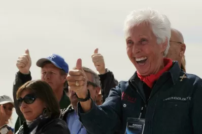 Quién es la aviadora que, a sus 82 años, viajó hoy al espacio junto a Jeff Bezos