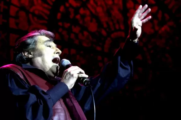 Los ídolos populares de los 70 animan fiestas y karaokes con sus clásicos temas