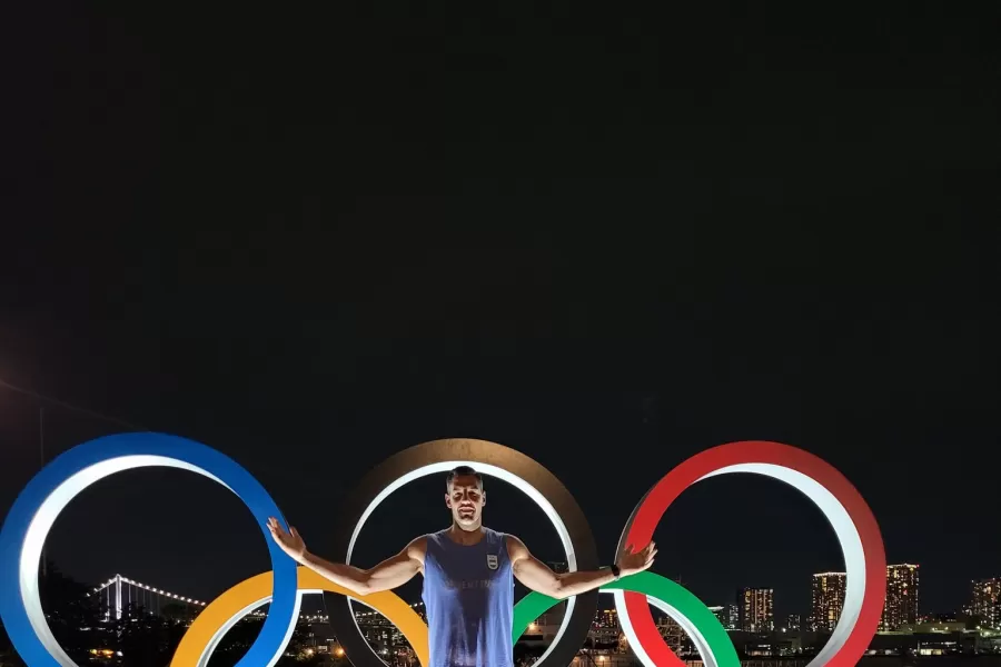 SÍMBOLO. Luis Scola, capitán de la selección de básquet, con los anillos olímpicos. 