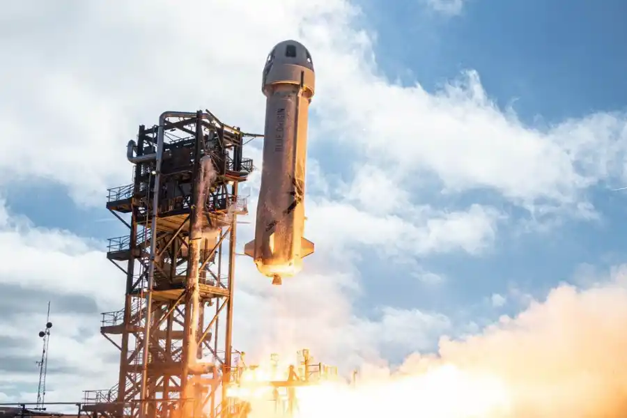 Histórico: Jeff Bezos, el hombre más rico del mundo, realizó con éxito su primer vuelo al espacio