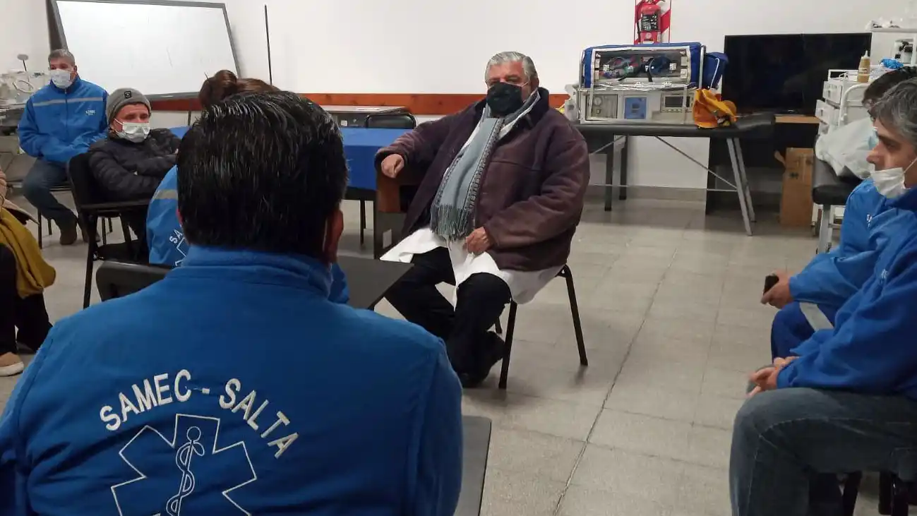 El ministro de Salud de Salta, Juan José Esteban, con personal de Samec