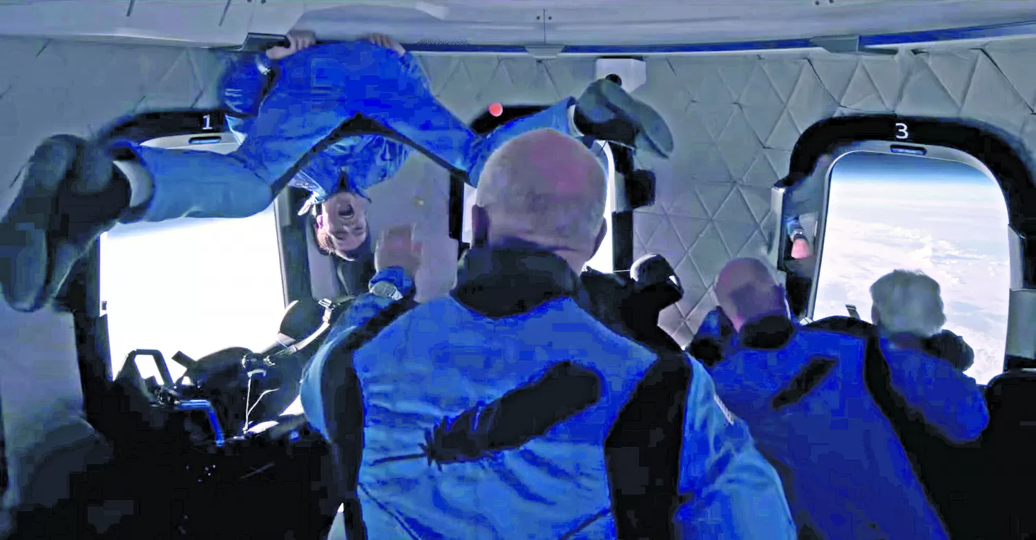 INGRAVIDEZ. Los cuatro tripulantes pasaron cuatro minutos en el espacio y pudieron flotar en gravedad cero. 