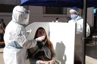 Realizan un operativo doble de testeos rápidos en el microcentro tucumano