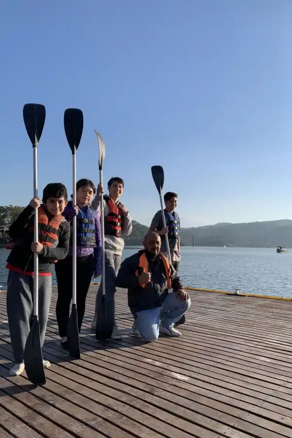 LISTOS PARA LA AVENTURA. Nahuel Saravia (de chaleco rojo) con su familia, por salir en kayak. 