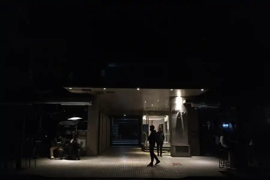 CORTE MASIVO. Se estima que unos 100.000 usuarios quedaron sin servicio.