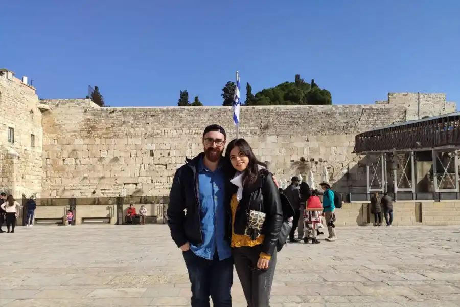 Alejandro Vexler y su pareja en el Muro de los Lamentos.