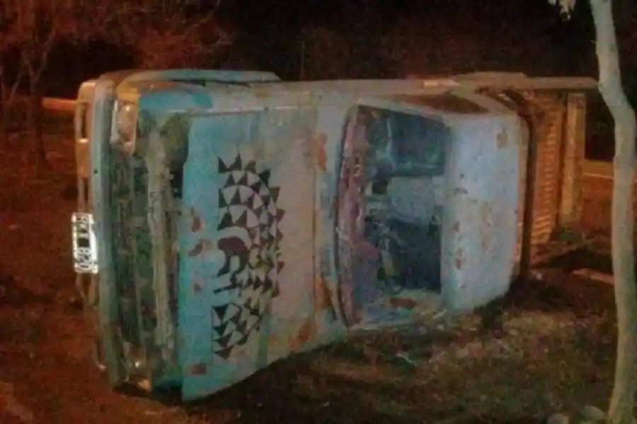 Intentaron destruir un busto de Néstor Kircher y volcaron una camioneta