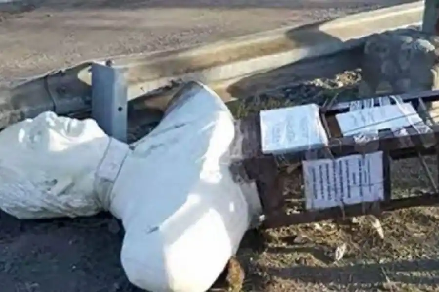 Intentaron destruir un busto de Néstor Kircher y volcaron una camioneta