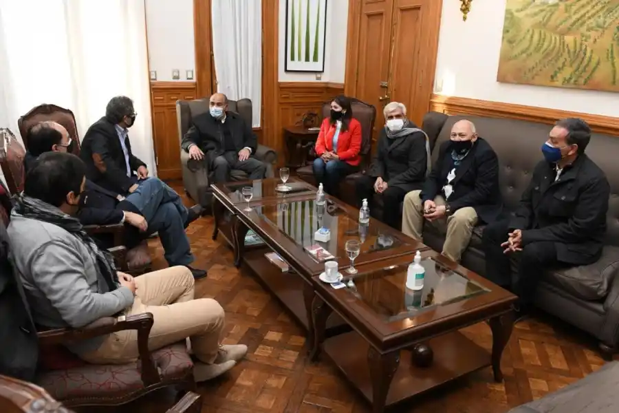 Manzur, junto a representantes de la Asociación de Empleados Fiscales e Ingresos Públicos (AEFIP).