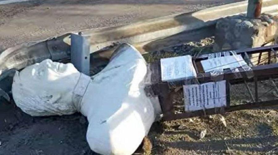 Intentaron destruir un busto de Néstor Kircher y volcaron una camioneta