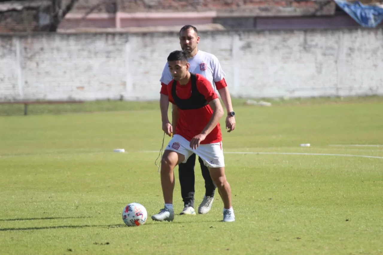 DOMINADA. Rodrigo Herrera traslada la pelota durante un entrenamiento. El jugador estará convocado por primera vez en el “Santo”; De Muner lo conoce de Defensa.  