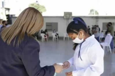 Según Manzur, la vuelta a las aulas será posible gracias a la vacunación en Tucumán