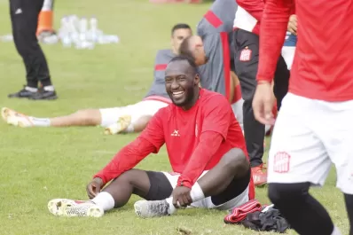 ¡Sacuda!: El colombiano Sinisterra ya mostró sus dotes como showman en San Martín