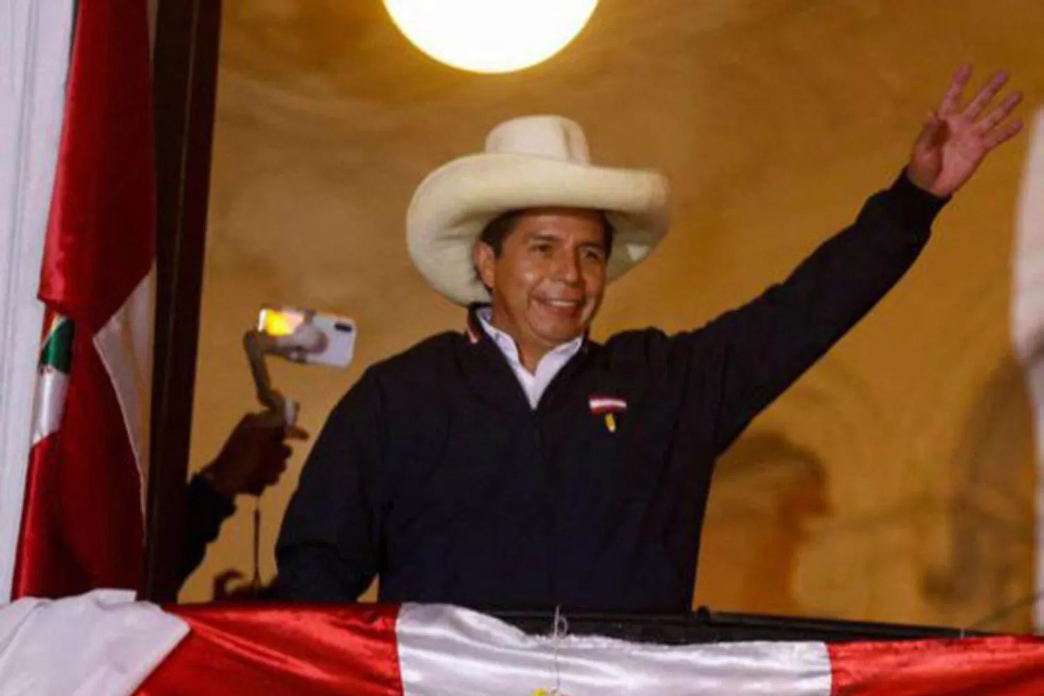Perú: Pedro Castillo recibió las credenciales como presidente electo