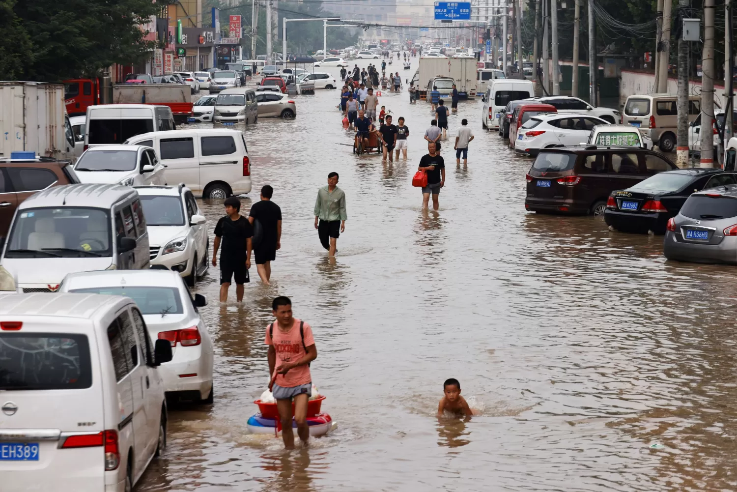 INUNDACIONES. Zhengzhou, en la provincia de Henan, es una de las ciudades de China que quedó bajo el agua por el desborde de ríos.  