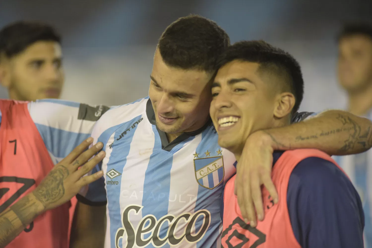 LA CARA DE LA FELICIDAD. Ramiro Carrera recibe el saludo de sus compañeros por el gol.