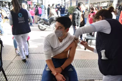 Largas filas en el microcentro de tucumanos que esperan vacunarse