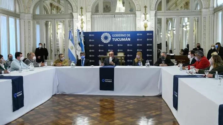 EN CASA DE GOBIERNO. Juan Manzur, junto a funcionarios y legisladores nacionales. Foto: Comunicación Pública