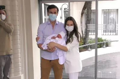 Video: Pampita recibió el alta y presentó a su hija Ana