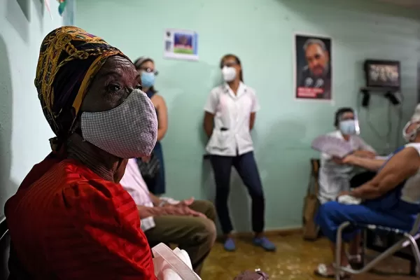 La OMS exige a los países ricos suspender los planes de una tercera dosis y donar esas vacunas