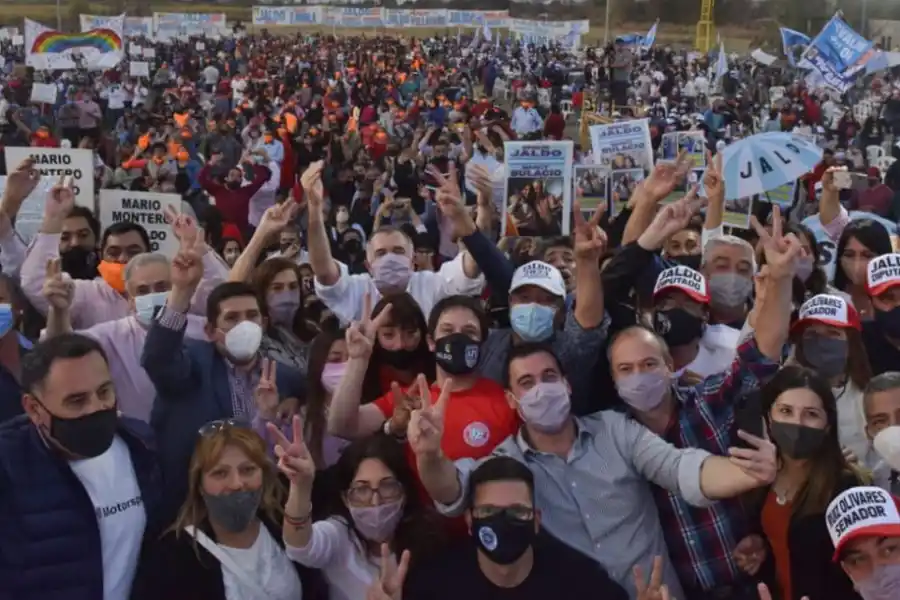 EN FAMAILLÁ. Jaldo (al centro, de camisa blanca) encabezó un acto multitudinario. Foto: Prensa HLT