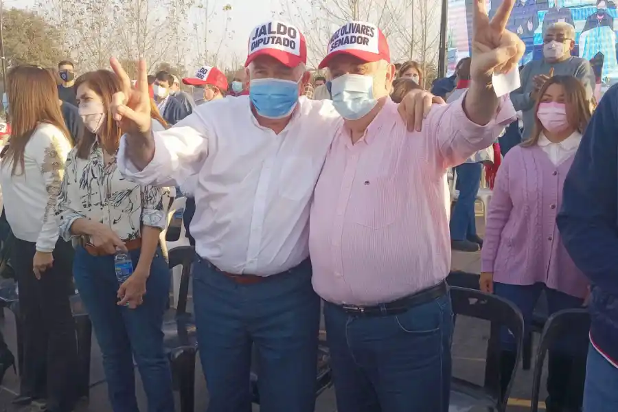 LA FÓRMULA. Jaldo y Ruiz Olivares, juntos con sus gorras que los anuncian como precandidatos. Foto de Twitter de Raúl Ferrazzano