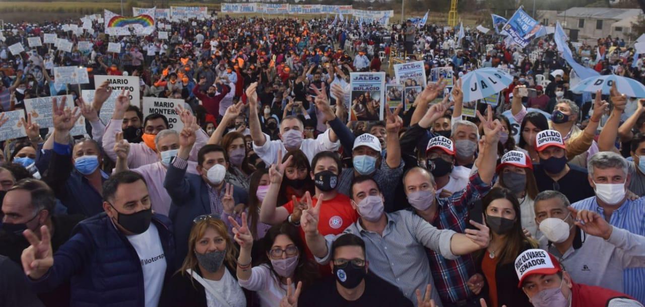 EN FAMAILLÁ. Jaldo (al centro, de camisa blanca) encabezó un acto multitudinario. Foto: Prensa HLT