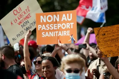 Francia: más de 70 personas fueron detenidas en las marchas contra el pase sanitario