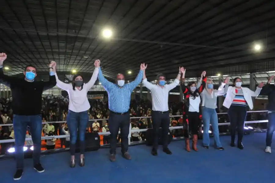 En el complejo de ATSA, Manzur presentó a la lista de precandidatos de su espacio. LA GACETA / FOTO DE antonio ferroni