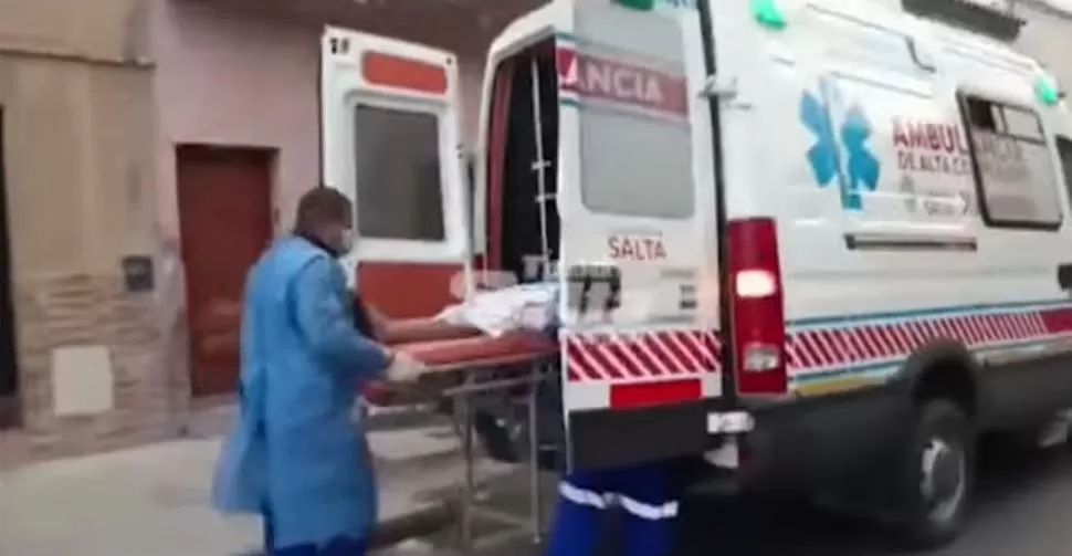PRUEBA. El peluquero Matías Ruiz es ingresado a la ambulancia donde se constataría su muerte. CAPTURA DE VIDEO 