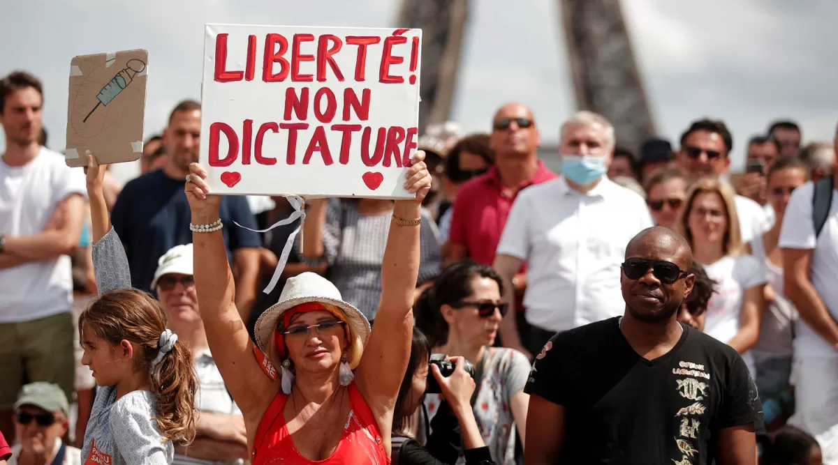 SÍMBOLO. En la explanada de los “Derecho del Hombre”, manifestantes dijeron que es “dictatorial” la exigencia de un certificado de vacunación. 