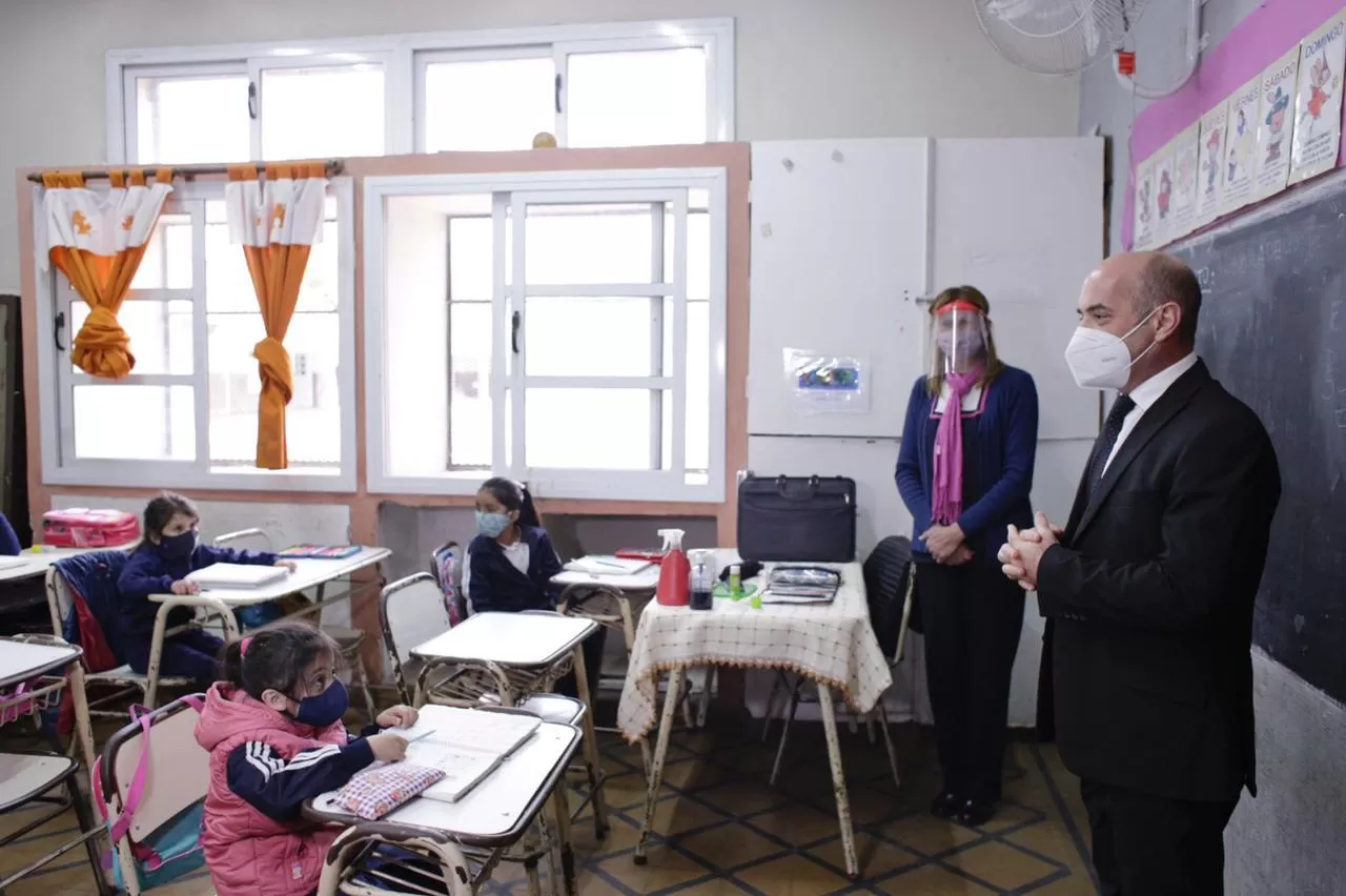 LICHTMAJER supervisa los protocolos en un aula, ante la atenta mirada de una alumna. FOTO MINISTERIO DE EDUCACIÓN. 