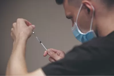 Influencers europeos revelaron una “campaña antivacunas”