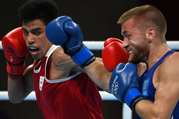Entrenó en plazas y manejó un remis para debutar con un triunfo en Tokio 2021