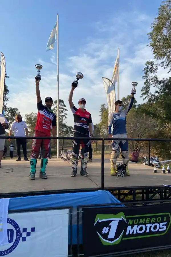 POSTALES. Aunque la premiación no tiene el mismo colorido de antes, Llanos, Mercado y Godoy disfrutaron.