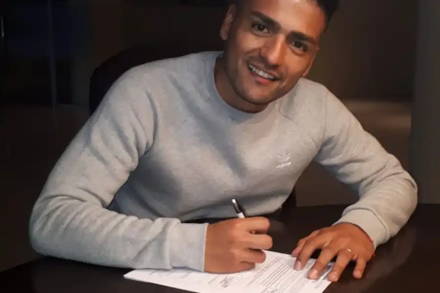 REFUERZO. El defensor chileno Felipe Campos firmó hoy su contrato que lo liga a Atlético hasta diciembre del año que viene.