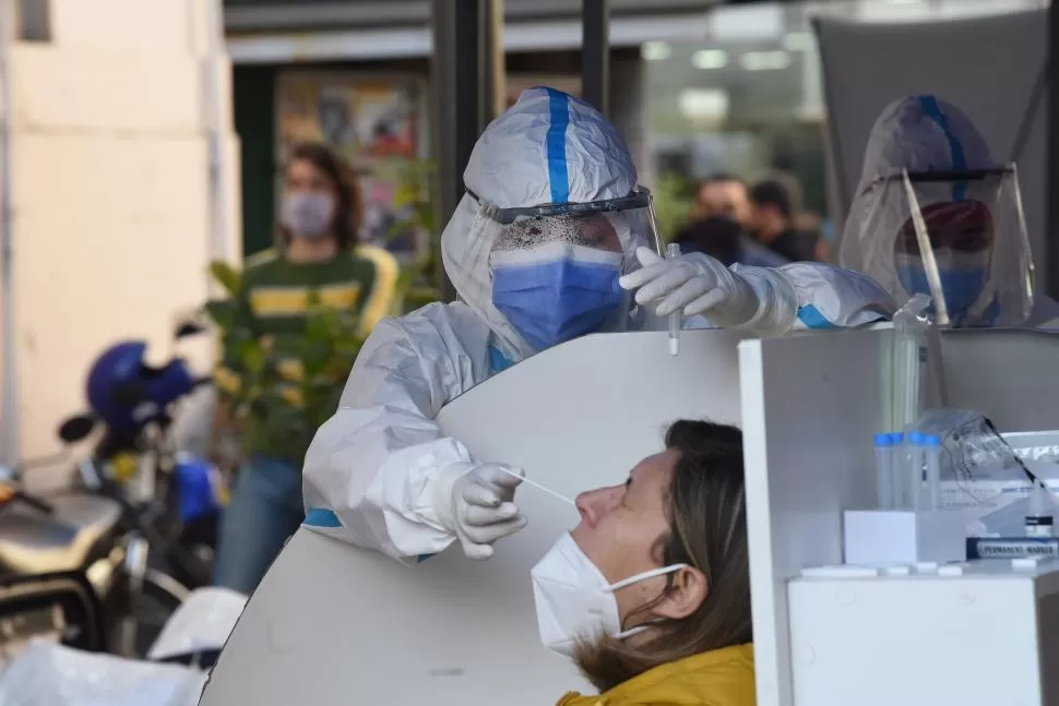 HISOPADO. Una enfermera realiza un hisopado a una mujer tucumana. LA GACETA