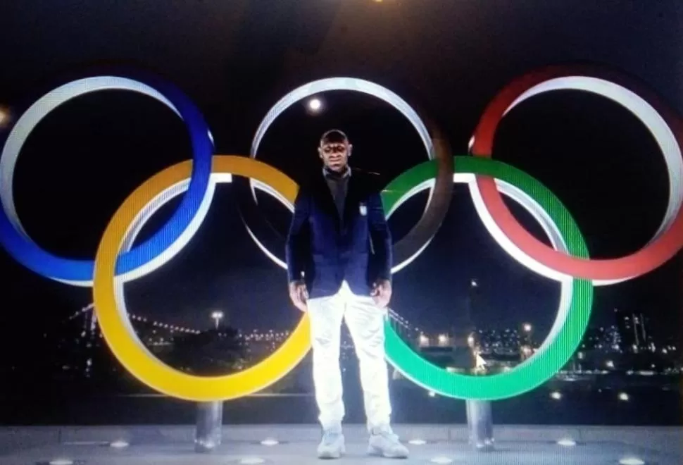A LA ESPERA. Lucenti con los anillos olímpicos, el día de la inauguración. 