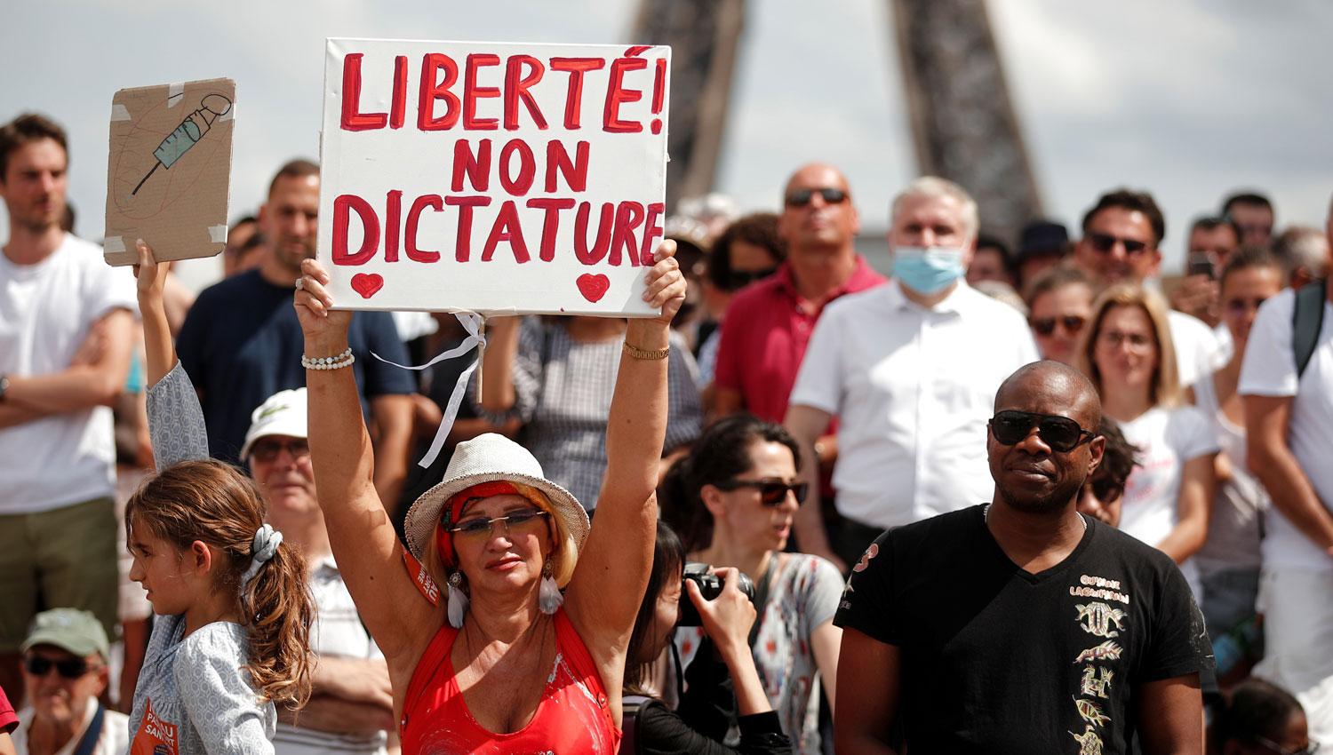 SÍMBOLO. En la explanada de los “Derecho del Hombre”, manifestantes dijeron que es “dictatorial” la exigencia de un certificado de vacunación. 